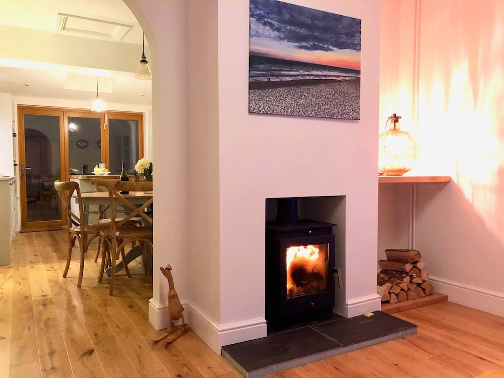 Charming Seaside Cottage - 5-min Walk to Beach