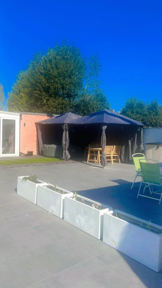 House - Sleeps 16, Parking, Pets Allowed & Jacuzzi