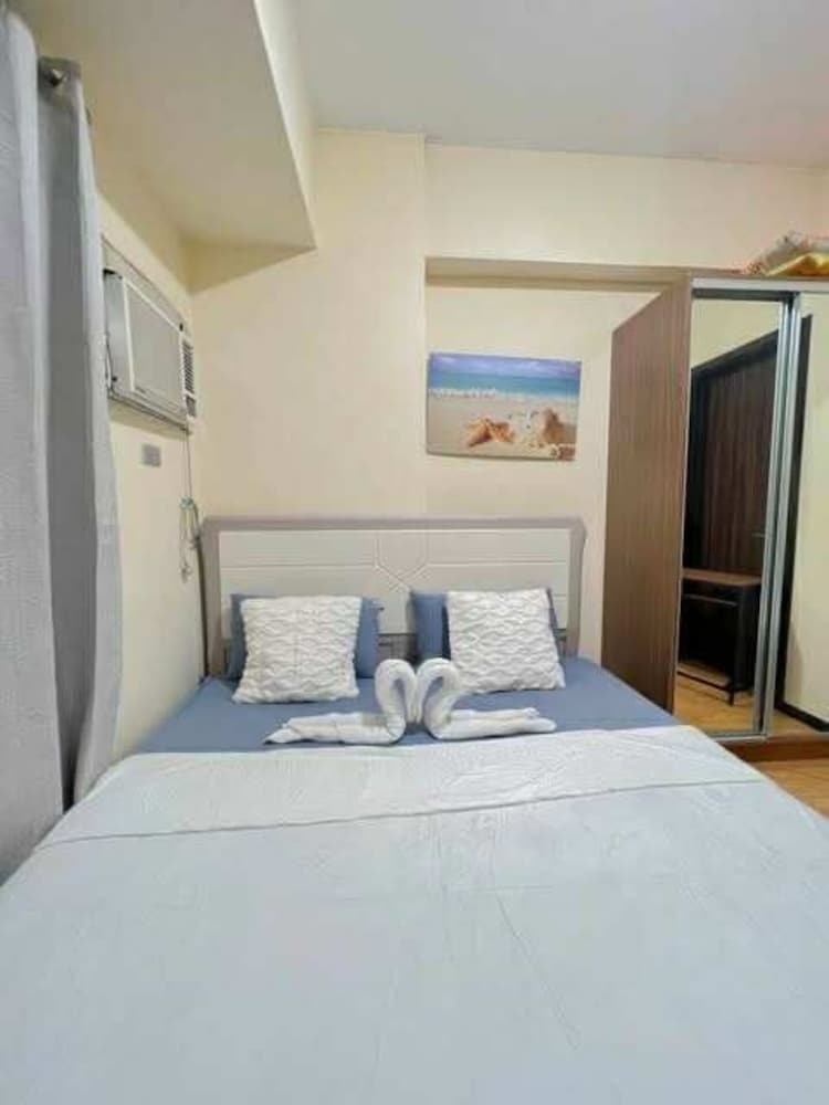 Cozy Pasay Condo with Pool Access