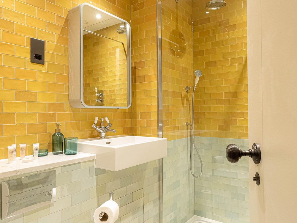 Three Bedroom Near Brick Lane by Belvilla