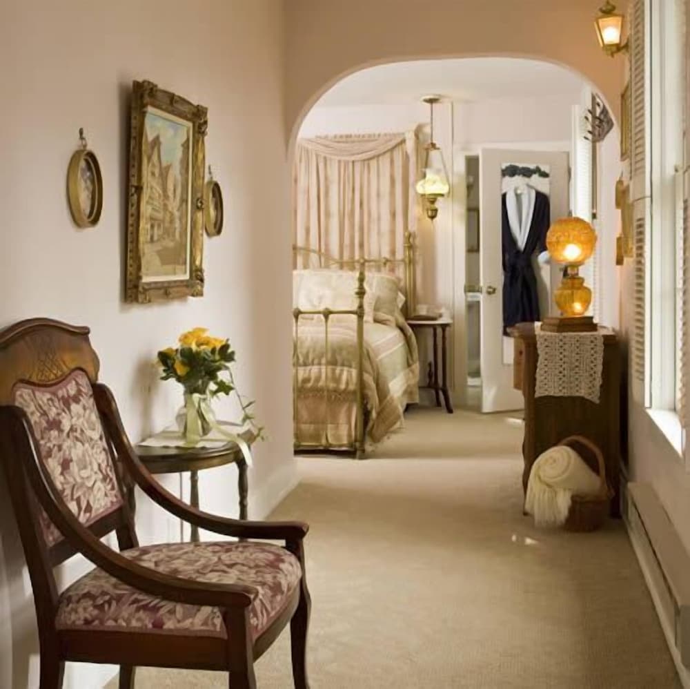 Crestmont Inn