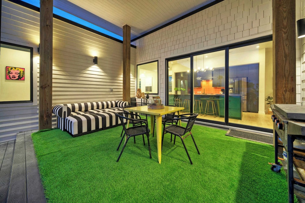 Sleeps 20 2 Modern Homes w/ Private Pool, Deck+patio 3-min Walk to the Beach