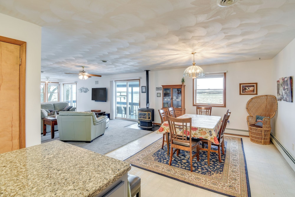 Boat, Grill & Unwind: Lakefront Cayuga Home!