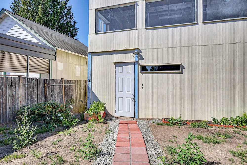 1 Mi to Puget Sound Shores: Modern Des Moines Apt!
