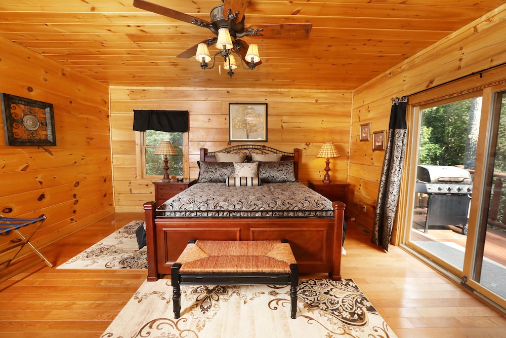 Majestic Manor - Five Bedroom Cabin view 5