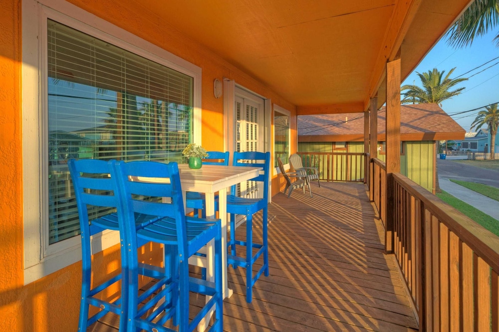 Coastal Retreat w/ Pool, BBQ & Sunset Views Beers and Sunshine by Avantstay