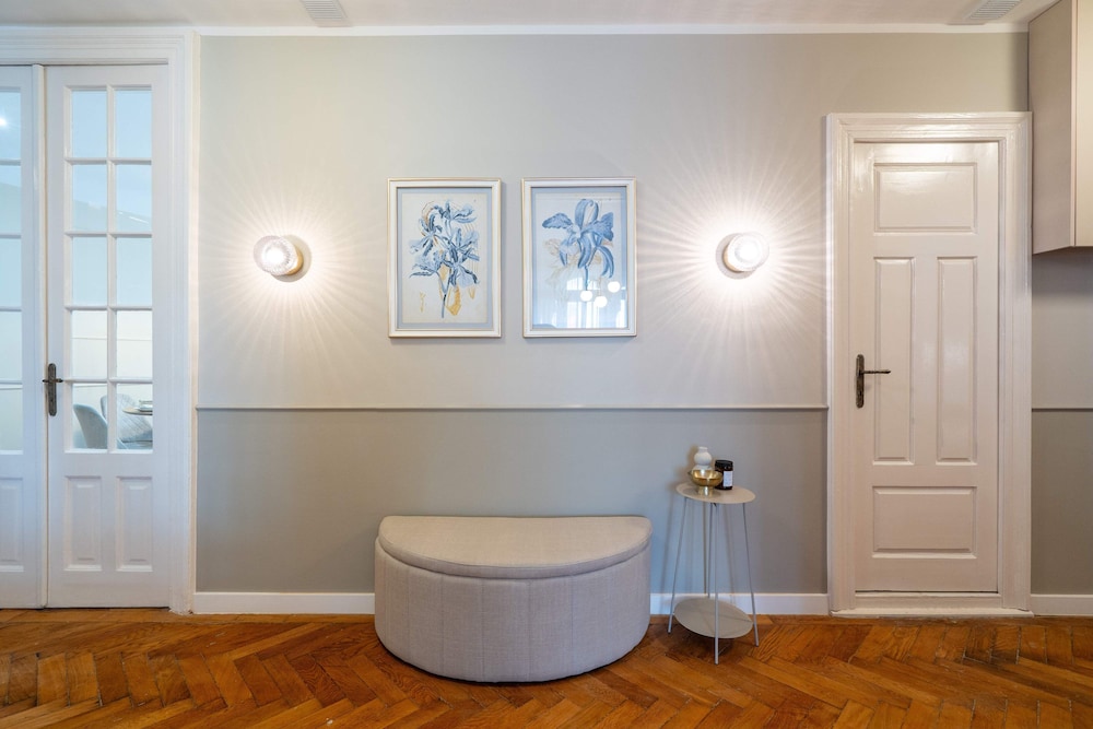 Romanian Athenaeum Flat - Refined 3BR Steps from Calea Victoriei
