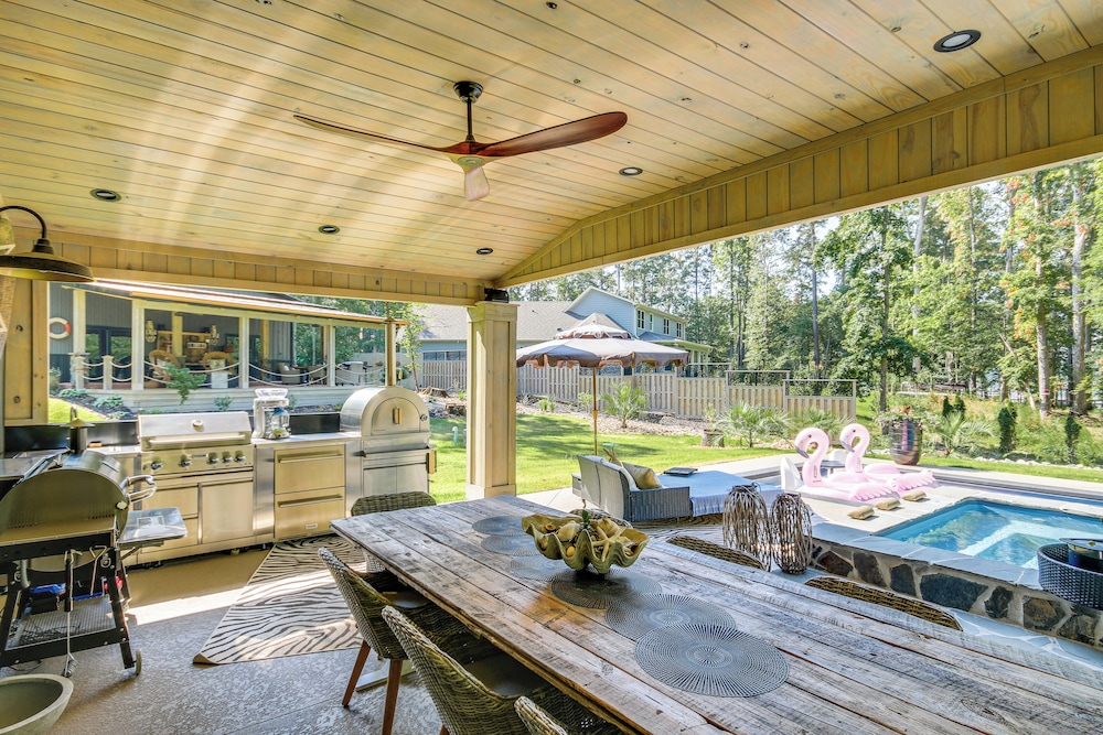 Lake Murray Studio w/ Pool & Hot Tub in Prosperity