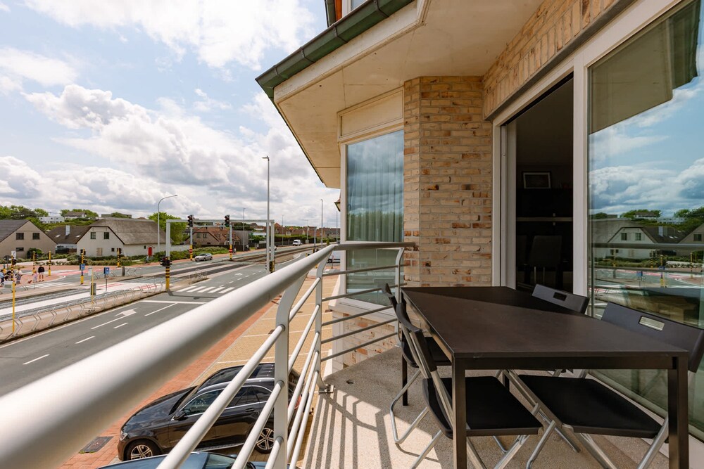 Huswell - Family Apartment With Balcony Near Coast