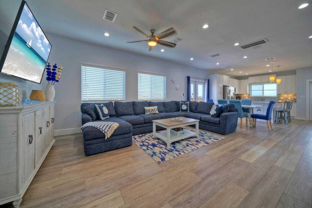 Sleeps 22! 2 Homes Priv Pool, Putting Green, Bar, Deck, Prime Port A Location