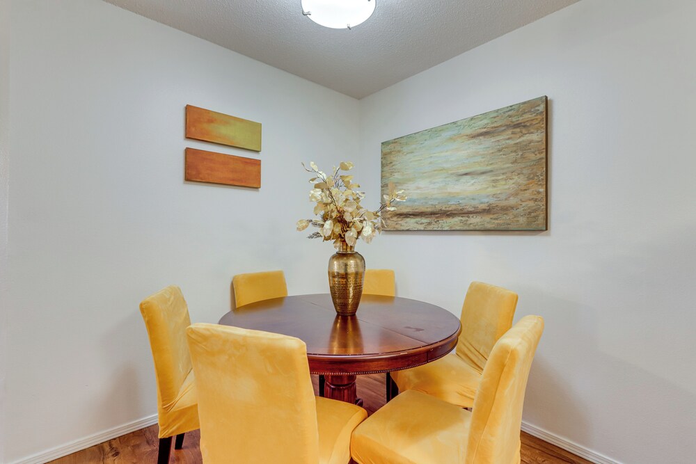Centrally Located in Nwa; Walk to Wrights Bbq!