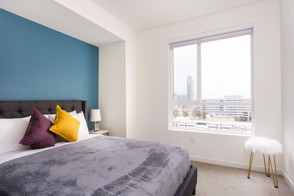 Luxurious 2BD & Den Hollywood Apartment - Image 3