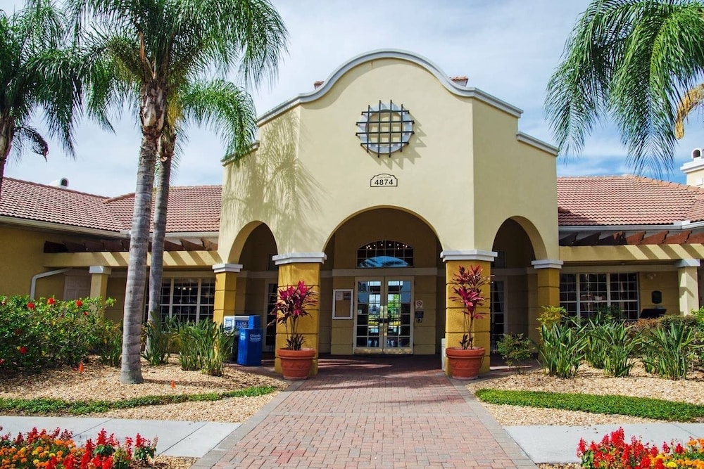 Stylish and Contemporary Vista Cay Hideaway - Lake View 3bd/2ba #3vc4126