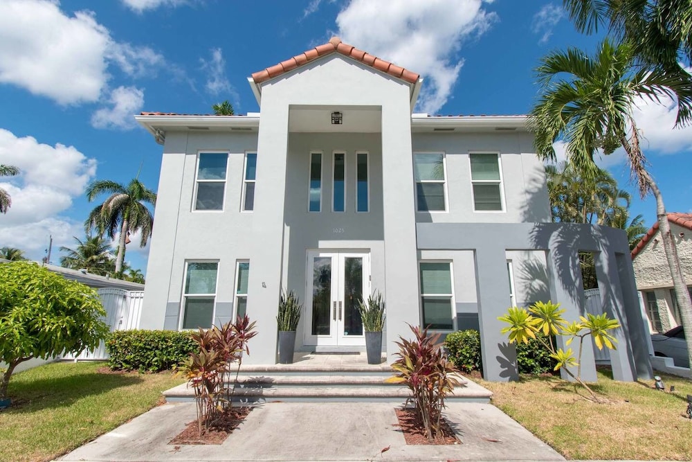 Dream House 5 Bedroom w/ Amazing Heated Pool - Image 1