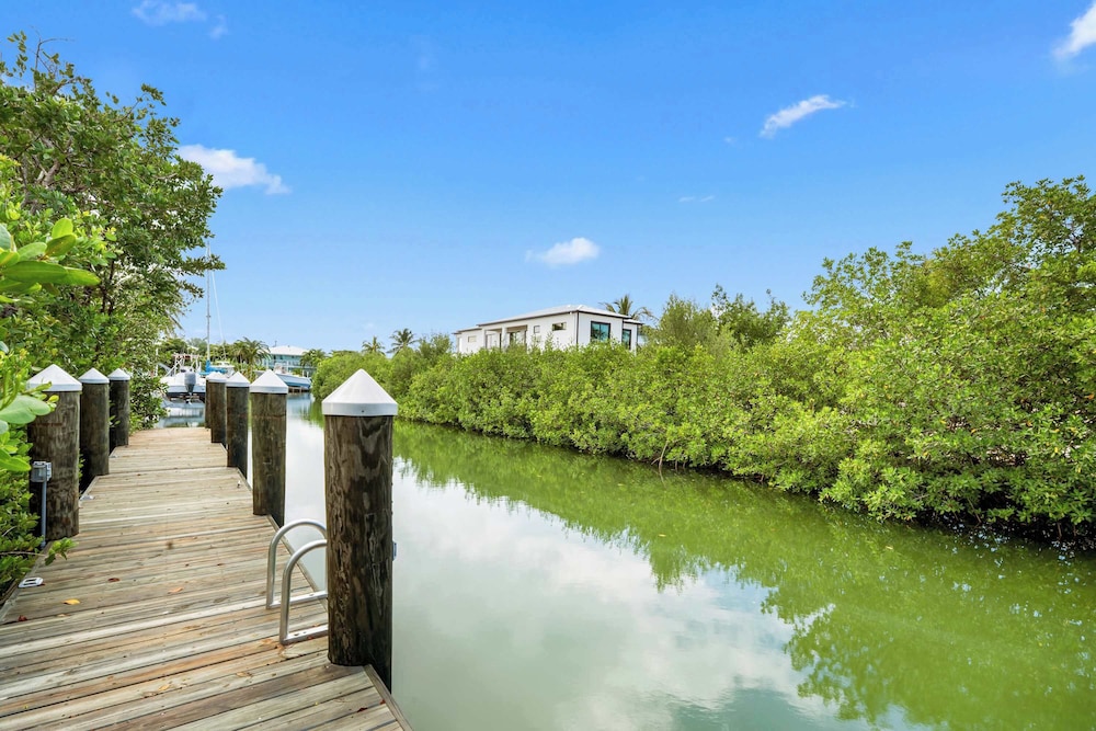 Isla Luna Waterfront Oasis Pool Dock Kayaks