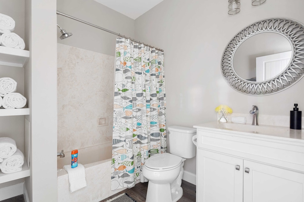Sleeps 18! Private Pool, Hot Tub, Near Beach Miramar Dream House by Avantstay