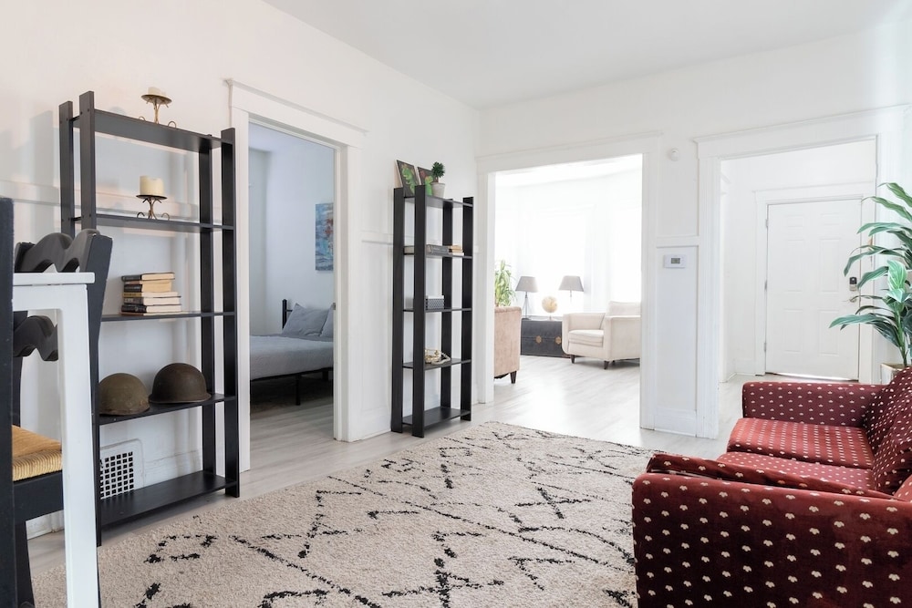 Detroit 4BR Home Bathtub & Pet Friendly Stay