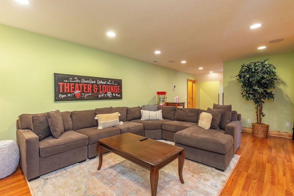Luxe Riverfront Escape Mtn Views Pickleball Ct
