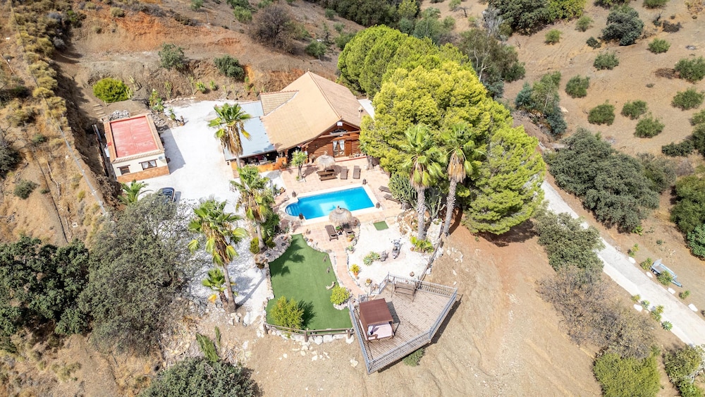 Luxurious Private Cabin Pool Hottub & Fireplace