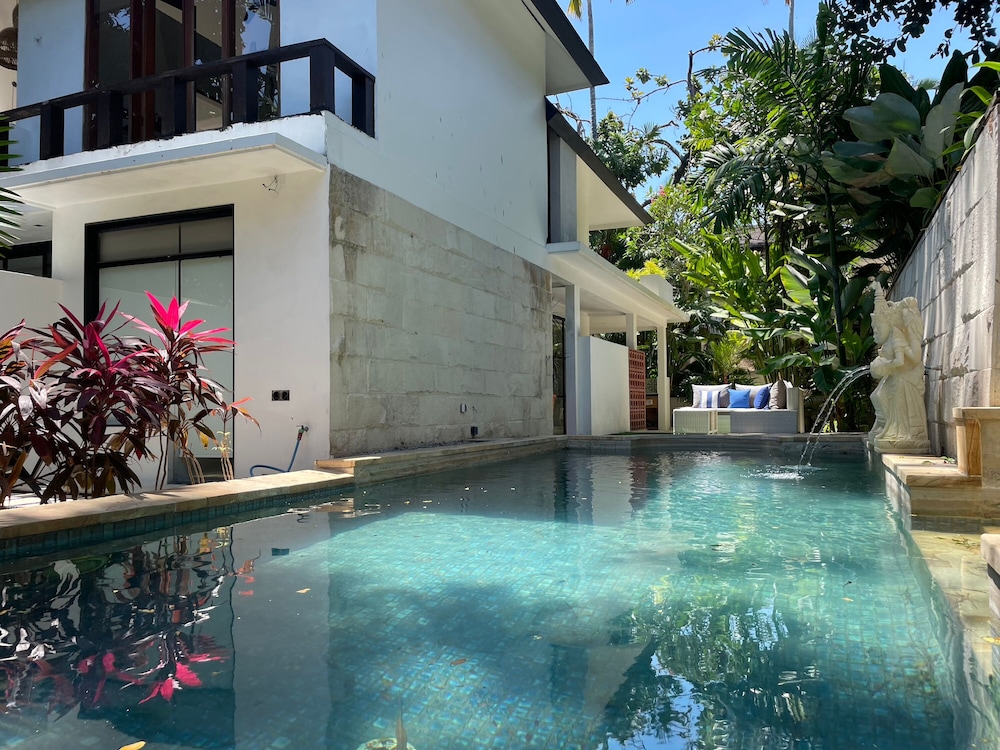 Martini Suites & Villa