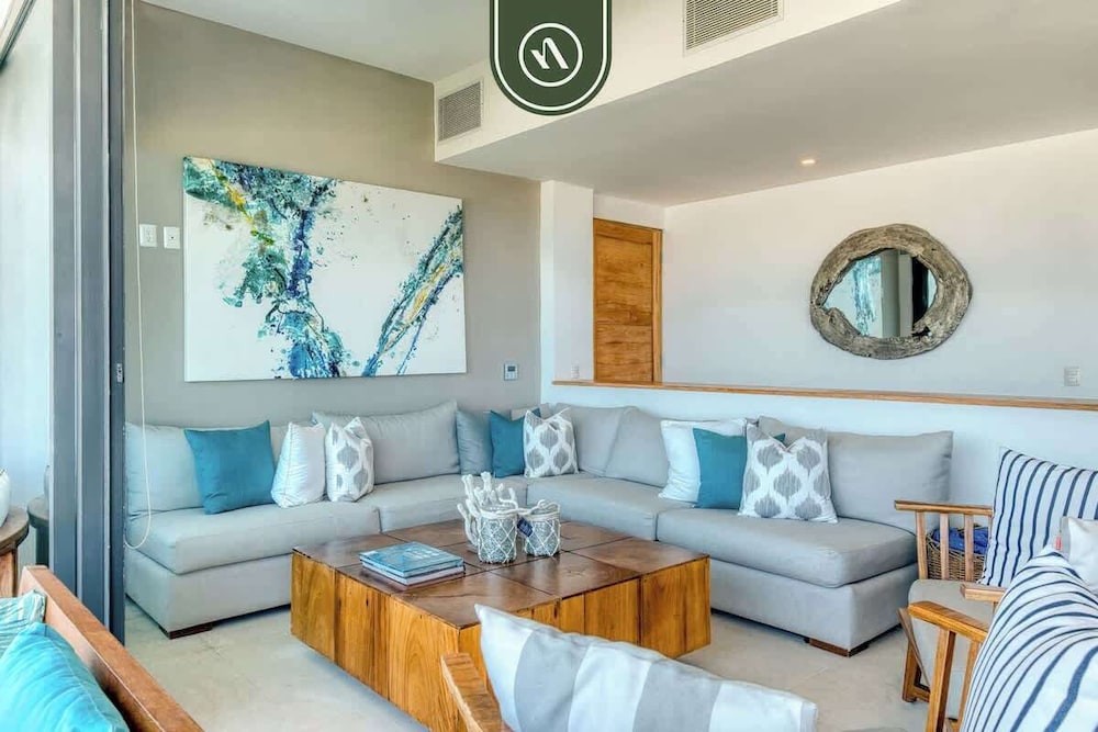 Luxury 4 BR Condo - Amazing Bay View - Pool