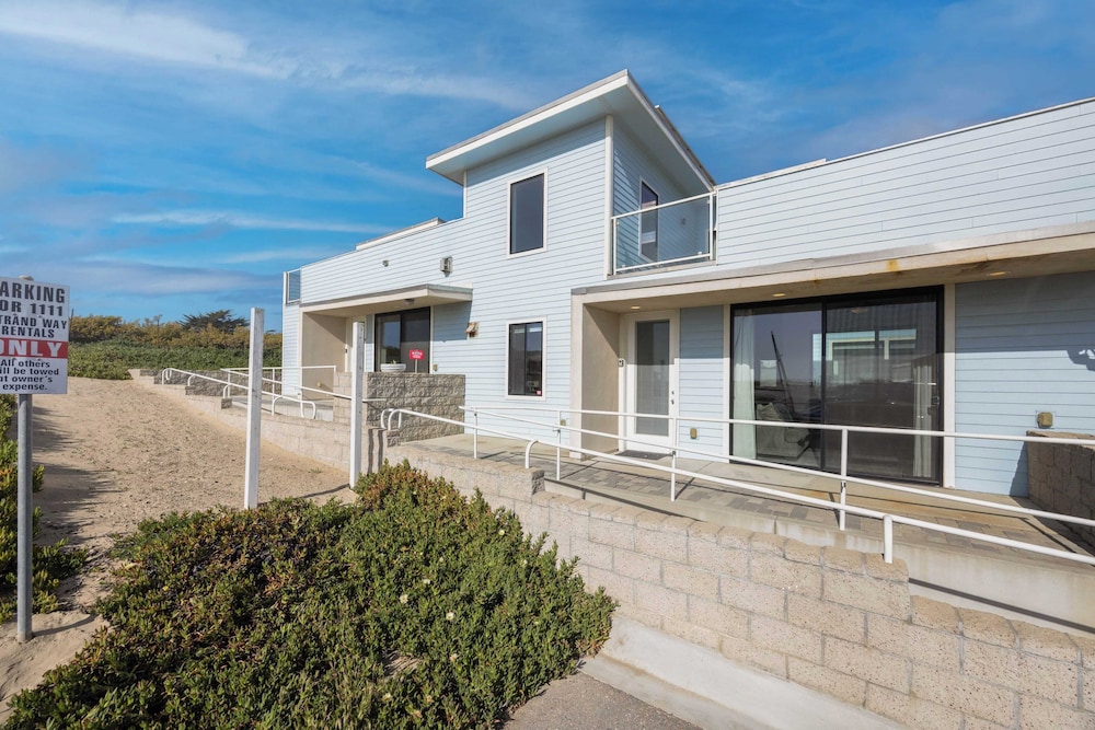 Oceanfront 2BR + Rooftop Deck, & Beach Access Strand Way B