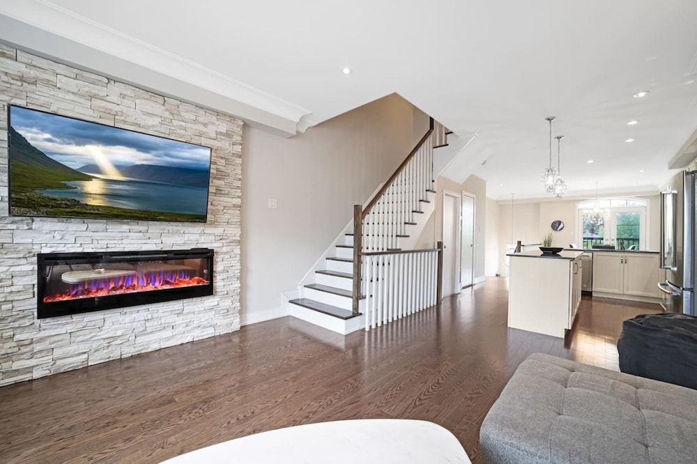 Family-friendly 3BR Mississauga Home w Parking