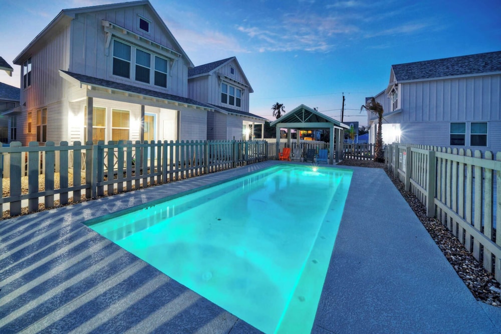 Sleeps 20 2 Homes in Mercer Village w/ Pool Heart of Old Town, Walkable