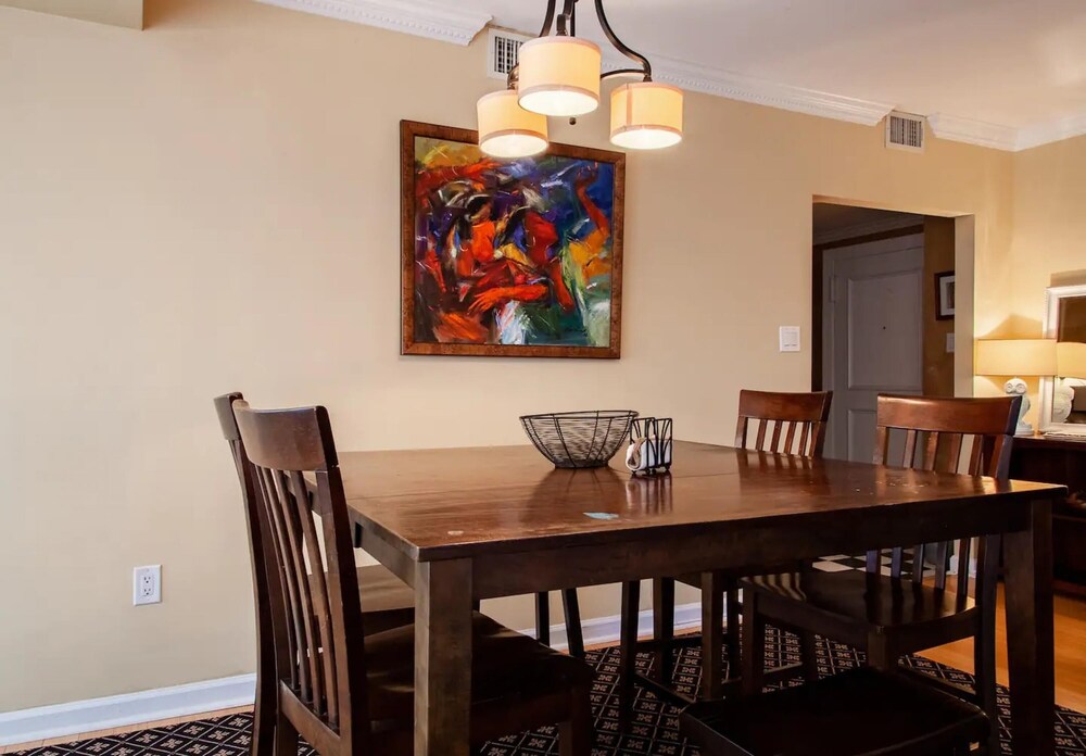 Gorgeous Rosslyn Penthouse w Views Free Parking Metro Subway, Photo 25