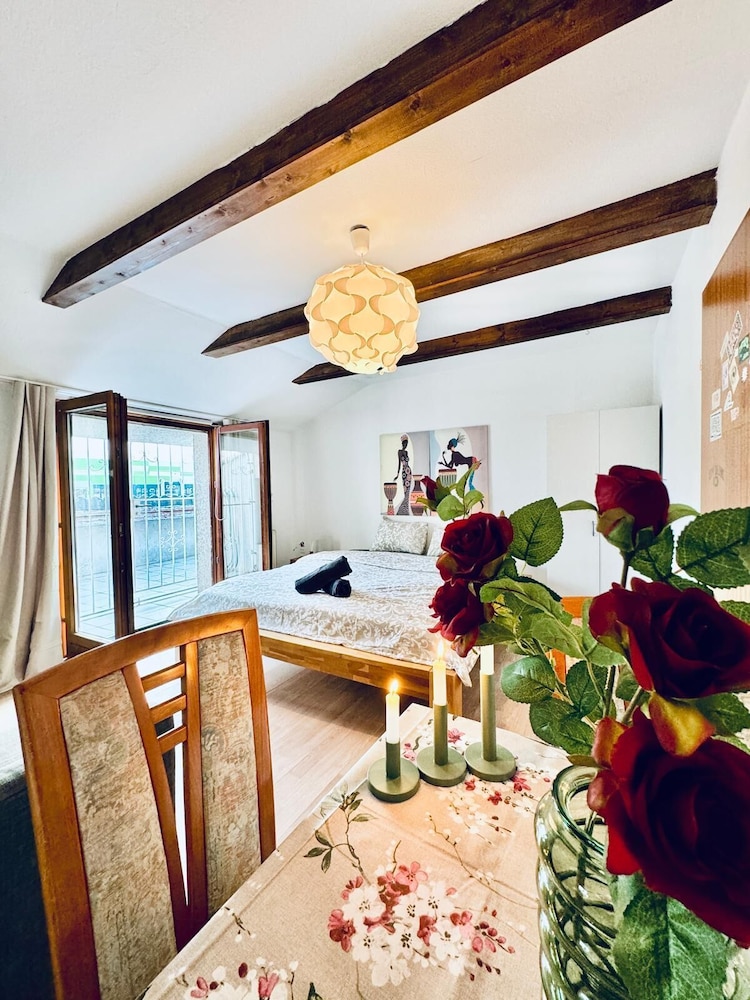 7 private Rooms in a spacious Villa