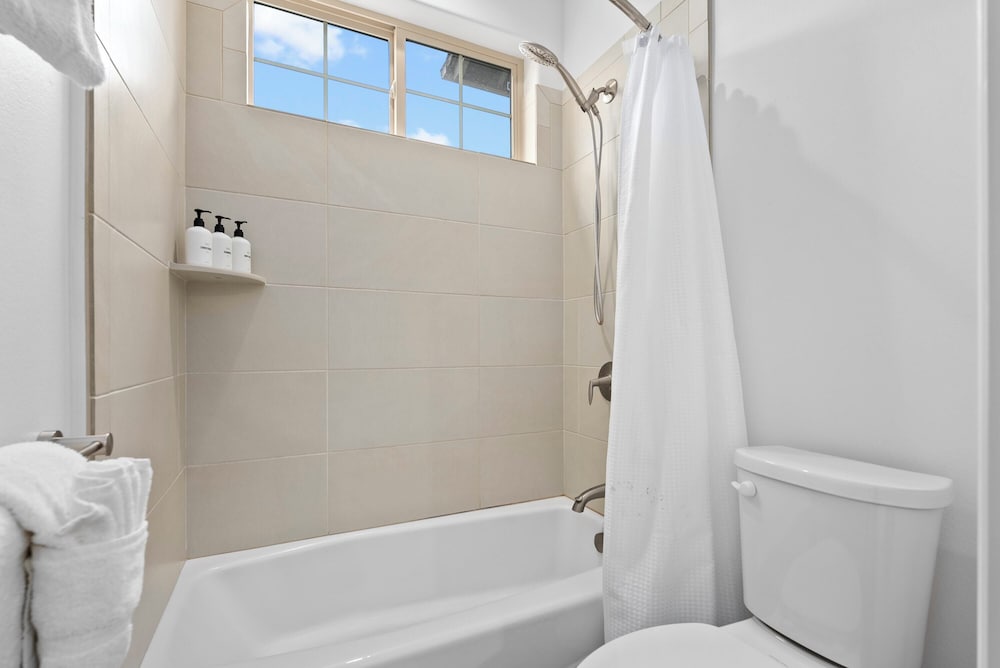@marbella Lane - Elegant 3BR w/ Marvelous Views
