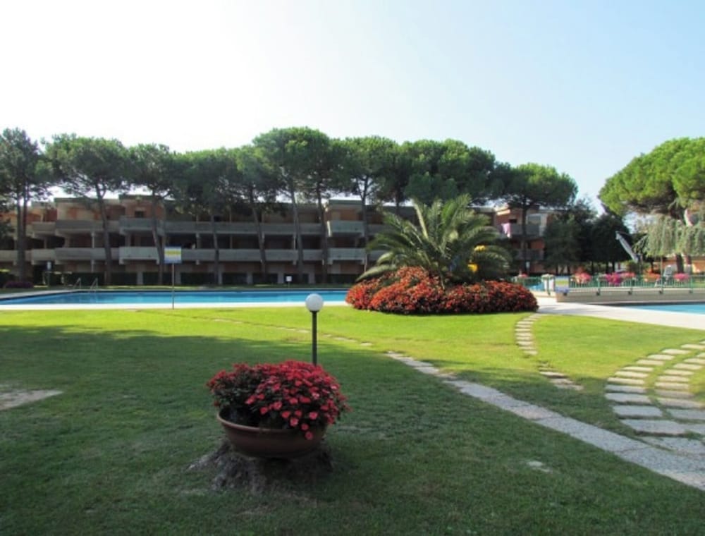 Flat With Terrace Overlooking the Pool