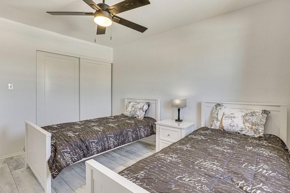 2 Mi to Old Town & Mall: Townhome w/ Pool Access!