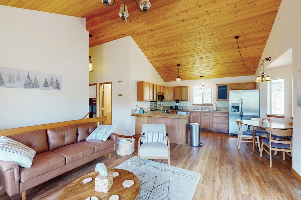 3 BR Cabin w/ Hot Tub, Large Deck & Wifi