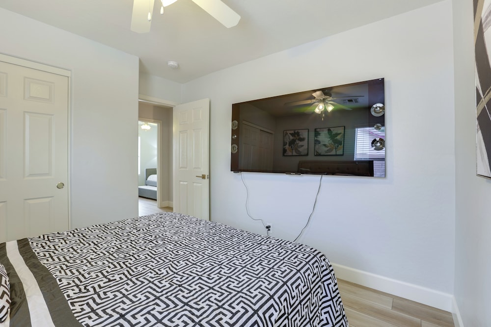 Spacious & Fenced Yard: Relaxing Home in Surprise