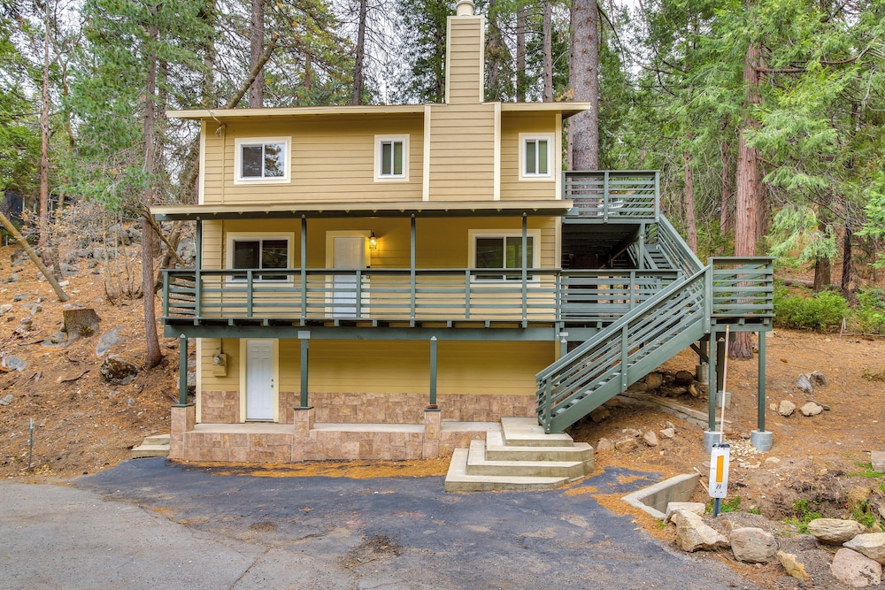 4 Mi to Lake Arrowhead: Cabin w/ Grill & Deck!