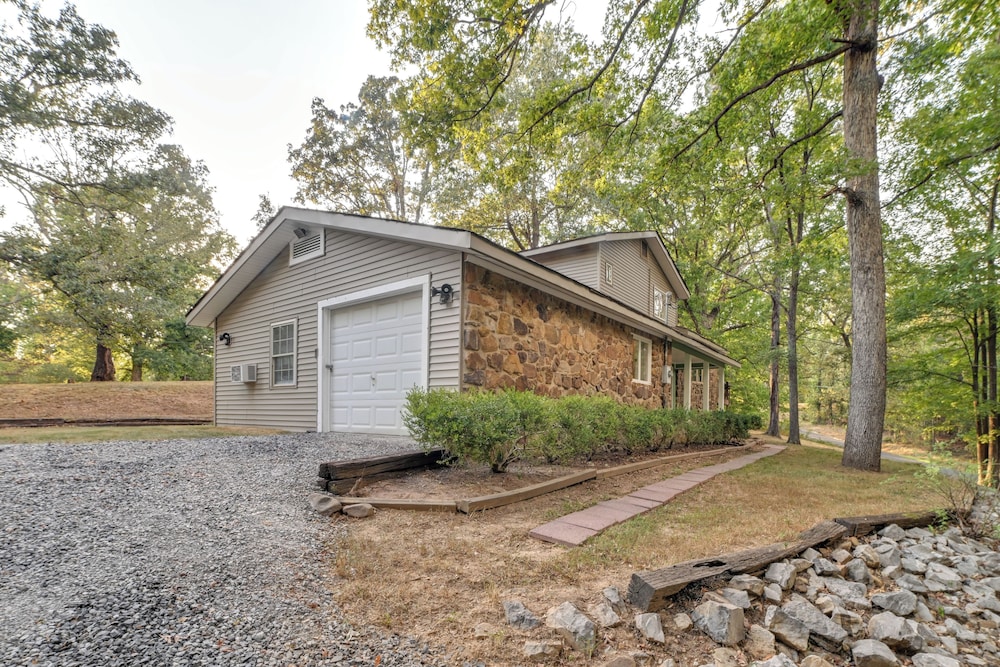 Dog-friendly Kentucky Lake Home w/ Game Room!
