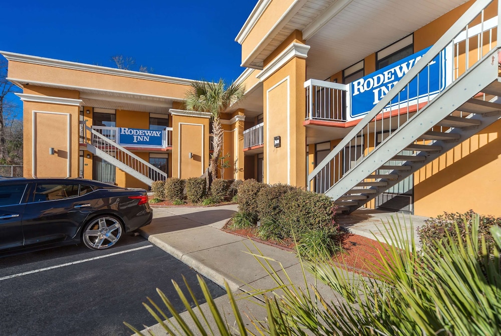Lumberton Vacations - Rodeway Inn - Property Image 15
