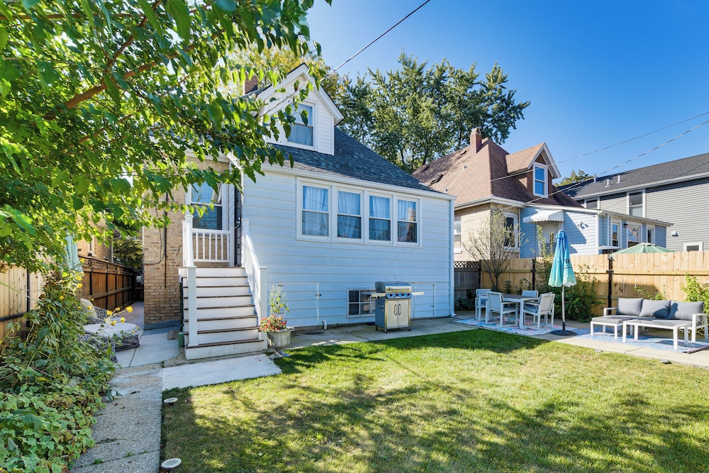 2 Mi to Logan Square: Pet-friendly Unit w/ Yard!