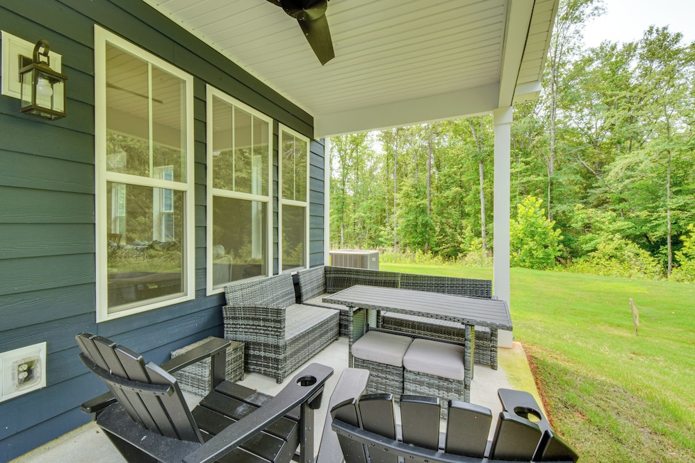 5 Mi to Memorial Stadium & Beach: Modern Townhome