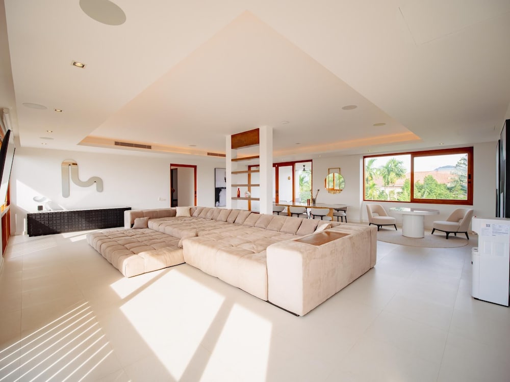 Luxurious 5bedroom White Estate Villa Private Lake