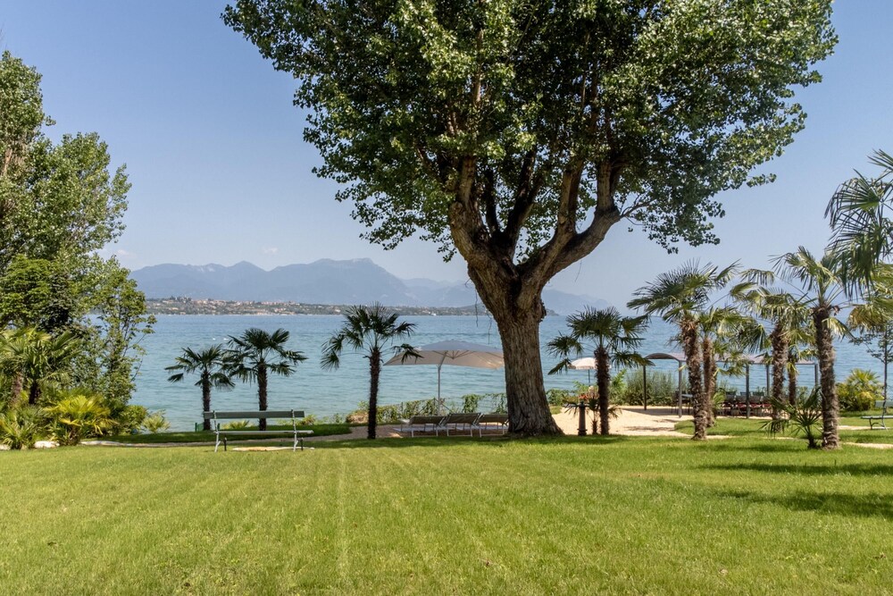 Charming Green and Blue Villa by Wonderful Italy