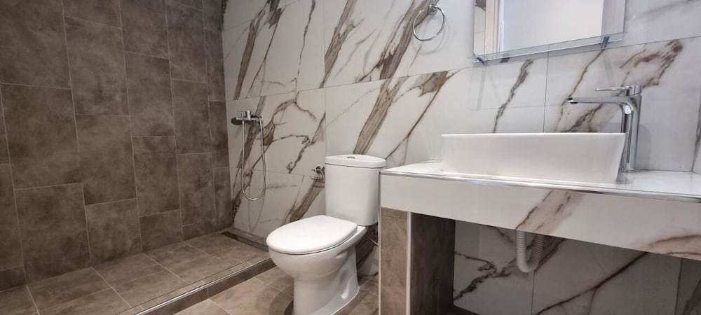 Eleni Seafront Apartment by Rentalspro