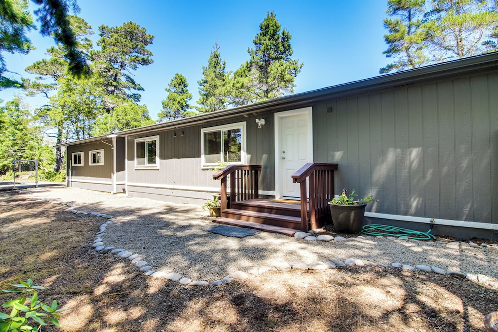 Quiet Lakefront Retreat < 2 Mi to Heceta Beach!