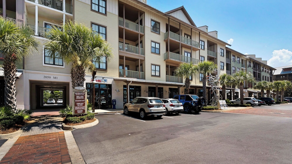 Coastal 3BR Condo With Pool & Shuttle : Snowbird Friendly!