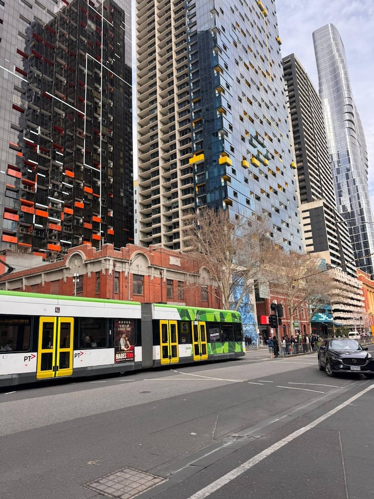 Luxury 2-bedroom Apartment in the Heart of Melbourne