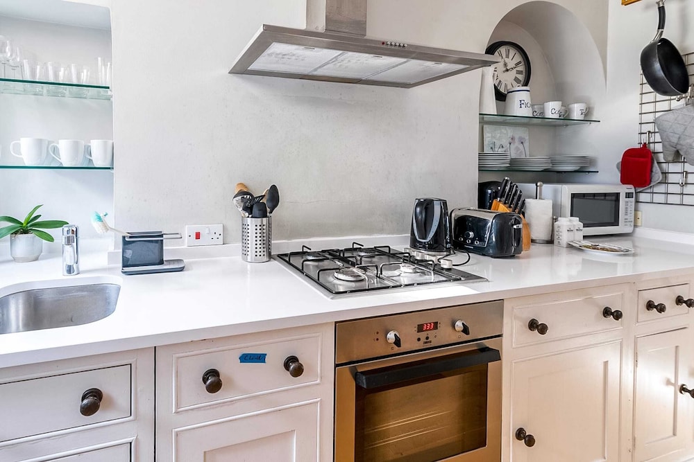 Cozy and Spacious Kensington Maisonette