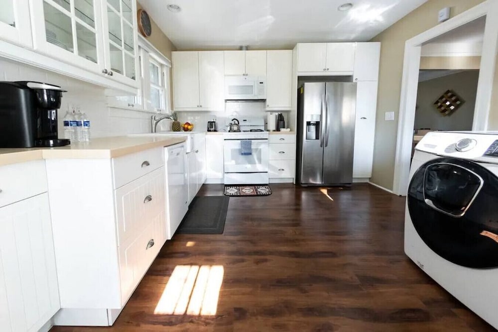 Updated 2BR House in Glendale With Private Fenced Yard Parking p2