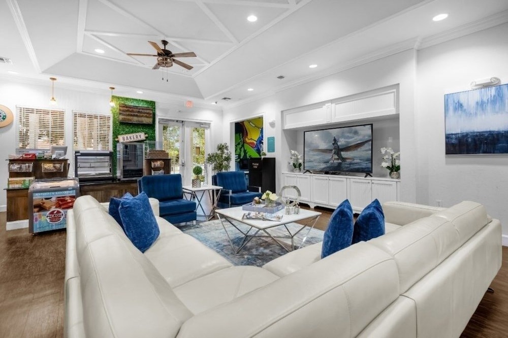 3 Bedrooms S / Lucaya Village Townhouse by RedAwning view 5