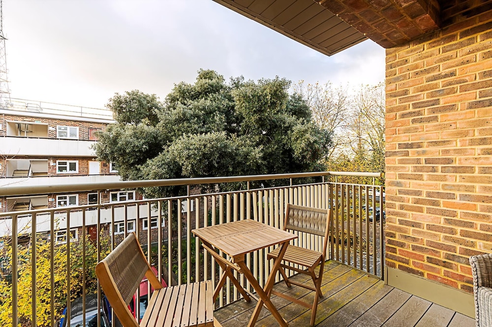 Chic Crystal Palace Flat with Balcony & Workspace